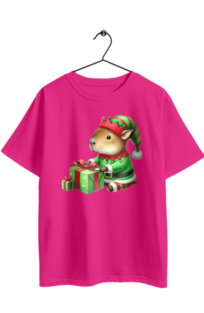Футболка оверсайз з принтом "Різдвяний ельф капібара". Christmas elf, капібара, капібара з подарунком, новий рік, новорічний подарунок, подарунок, різдво, різдвяний ельф, свято, тварина. 2070702