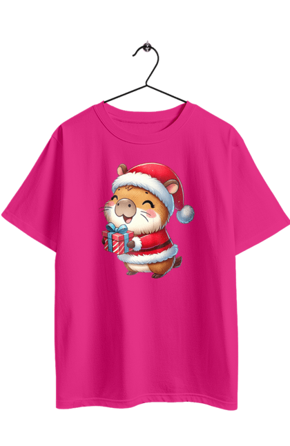 Футболка оверсайз з принтом "Різдвяна капібара з подарунком". Капібара, капібара з подарунком, новий рік, новорічний подарунок, подарунок, різдво, різдвяна капібара, санта, свято, тварина. 2070702