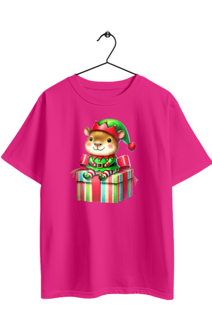 Футболка оверсайз з принтом "Різдвяна капібара з подарунком". Капібара, капібара з подарунком, новий рік, новорічний подарунок, подарунок, різдво, різдвяна капібара, різдвяний ельф, санта, свято. 2070702