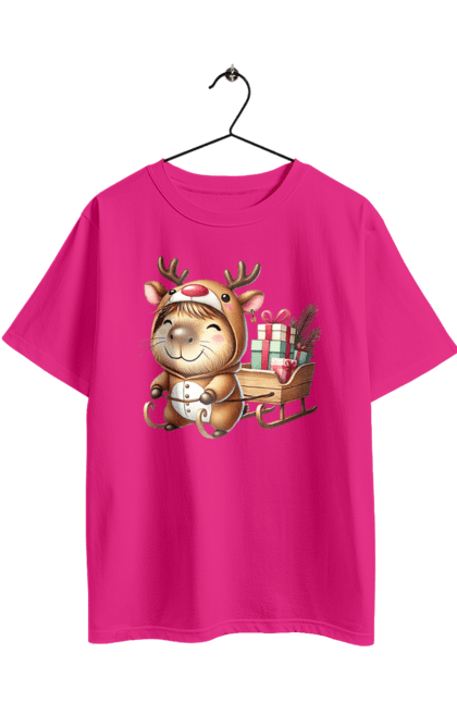 Футболка оверсайз з принтом "Різдвяна капібара з подарунком". Капібара, капібара з подарунком, новий рік, новорічний подарунок, подарунок, різдво, різдвяна капібара, санта, свято, тварина. 2070702