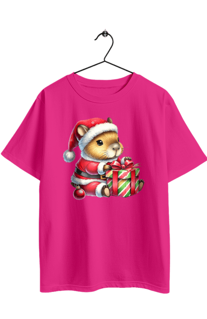 Футболка оверсайз з принтом "Різдвяна капібара з подарунком". Капібара, капібара з подарунком, новий рік, новорічний подарунок, подарунок, різдво, різдвяна капібара, санта, свято, тварина. 2070702