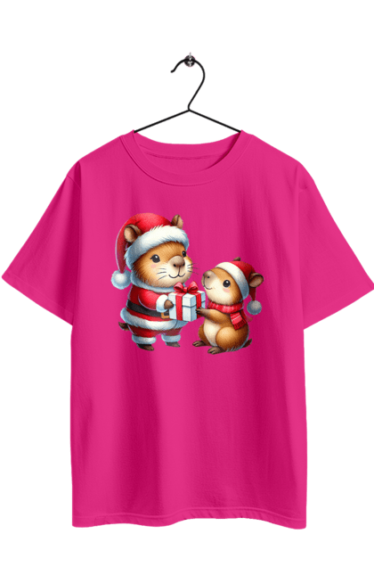 Футболка оверсайз з принтом "Різдвяна капібара з подарунком". Капібара, капібара з подарунком, новий рік, новорічний подарунок, подарунок, різдво, різдвяна капібара, санта, свято, тварина. 2070702
