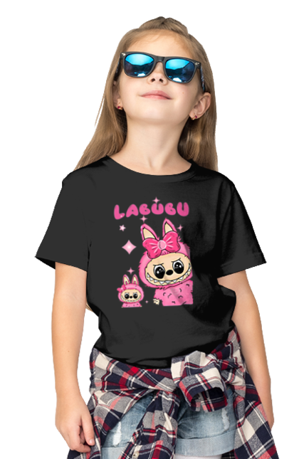 Футболка дитяча з принтом "Лабубу". Іграшка лабубу, лабубу, лабубу кока кола, мерч лабубу, мила, рожева лабубу, смішна лабубу. 2070702