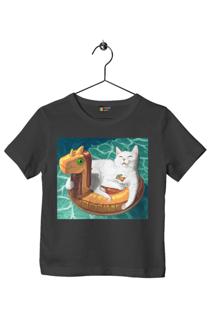 Футболка дитяча з принтом "Білий кіт у плавальному колі, на відпочинку". Басейн, відпочинок, кіт, коктейль, море, плавальний круг. 2070702