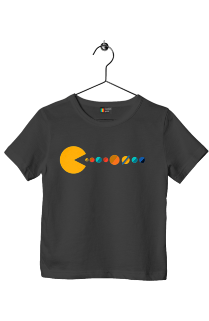 Футболка дитяча з принтом "Pac Man Planets". Atari, namco, pac man, аркадна відеогра, відеогра, комп`ютерна гра, космос, лабіринт, планети, сонячна система. 2070702