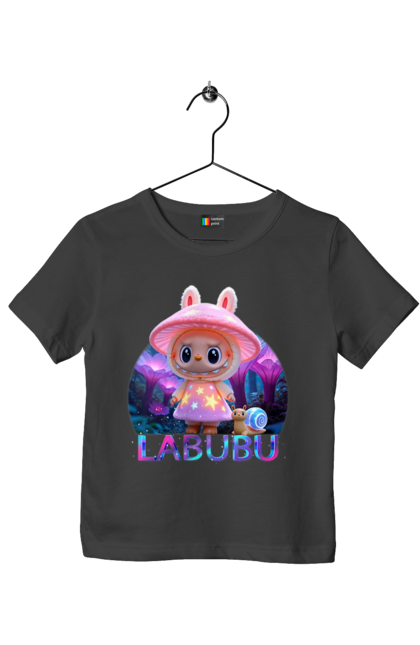 Футболка дитяча з принтом "Лабубу". Брелок лабубу, іграшка лабубу, лабубу, лабубу кока кола, лялька лабубу, мерч лабубу, мила, рожева лабубу, смішна лабубу. 2070702