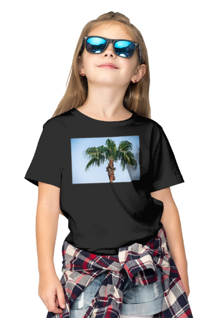 Футболка дитяча з принтом "Пальма на тлі неба". Берег, блакитне, відпочинок, відпустку, єгипет, зелений, зелені, лист, листя, море, небо, оазис, океан, острів, пальма, південь, подорож, пригоди, тропіки, туреччина. 2070702