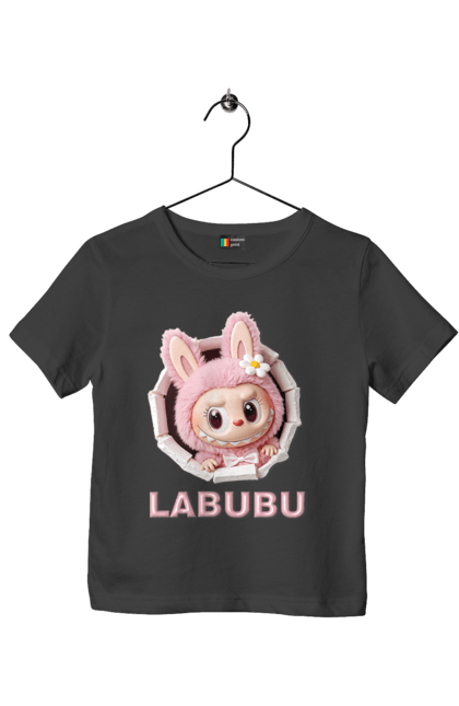 Футболка дитяча з принтом "Лабубу". Іграшка лабубу, лабубу, лабубу кока кола, мерч лабубу, мила, рожева лабубу, смішна лабубу. 2070702