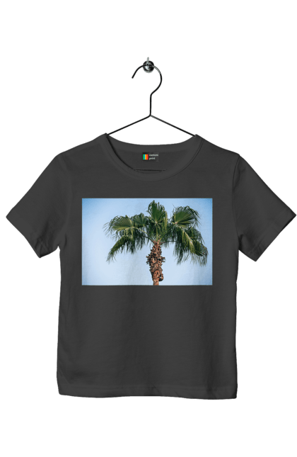 Футболка дитяча з принтом "Пальма на тлі неба". Берег, блакитне, відпочинок, відпустку, єгипет, зелений, зелені, лист, листя, море, небо, оазис, океан, острів, пальма, південь, подорож, пригоди, тропіки, туреччина. 2070702