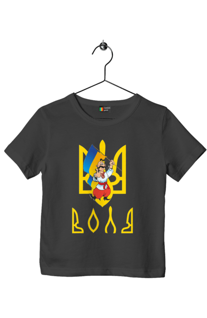 Футболка дитяча з принтом "Тризуб Воля Козак з прапором України". Воля, герб, козак, прапор, прапор україни, символ україни, традиції україни, тризуб, тризуб воля, україна. 2070702