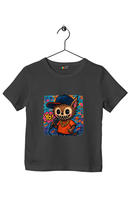 Футболка дитяча з принтом "Лабубу". Бейсболка, вуличне мистецтво, графіті, золотийланцюг, лабубу, мікрофон, міський стиль, репатмосфера, хіпхоп, яскраво. 2070702