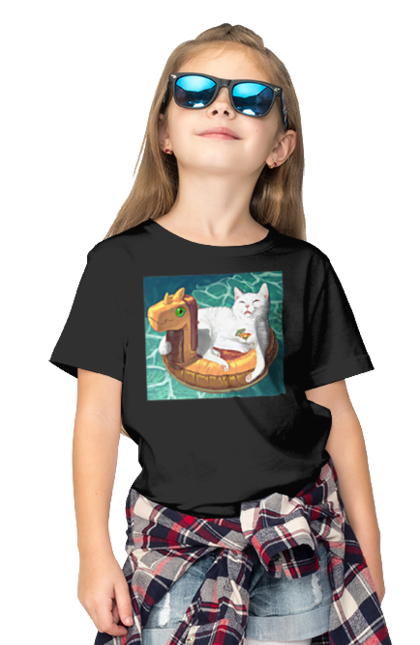 Футболка дитяча з принтом "Білий кіт у плавальному колі, на відпочинку". Басейн, відпочинок, кіт, коктейль, море, плавальний круг. 2070702