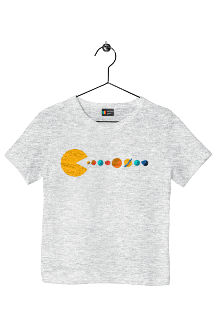 Футболка дитяча з принтом "Pac Man Planets". Atari, namco, pac man, аркадна відеогра, відеогра, комп`ютерна гра, космос, лабіринт, планети, сонячна система. 2070702