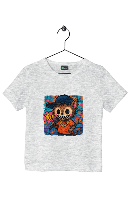 Футболка дитяча з принтом "Лабубу". Бейсболка, вуличне мистецтво, графіті, золотийланцюг, лабубу, мікрофон, міський стиль, репатмосфера, хіпхоп, яскраво. 2070702