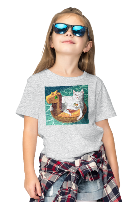 Футболка дитяча з принтом "Білий кіт у плавальному колі, на відпочинку". Басейн, відпочинок, кіт, коктейль, море, плавальний круг. 2070702