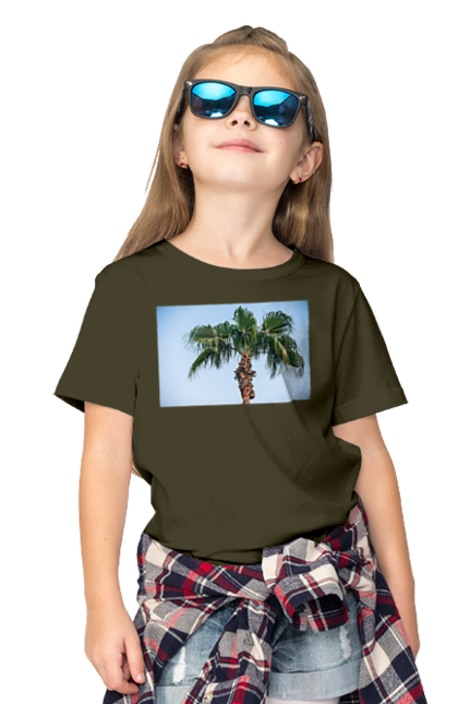Футболка дитяча з принтом "Пальма на тлі неба". Берег, блакитне, відпочинок, відпустку, єгипет, зелений, зелені, лист, листя, море, небо, оазис, океан, острів, пальма, південь, подорож, пригоди, тропіки, туреччина. 2070702
