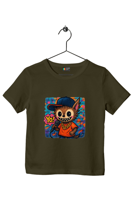 Футболка дитяча з принтом "Лабубу". Бейсболка, вуличне мистецтво, графіті, золотийланцюг, лабубу, мікрофон, міський стиль, репатмосфера, хіпхоп, яскраво. 2070702