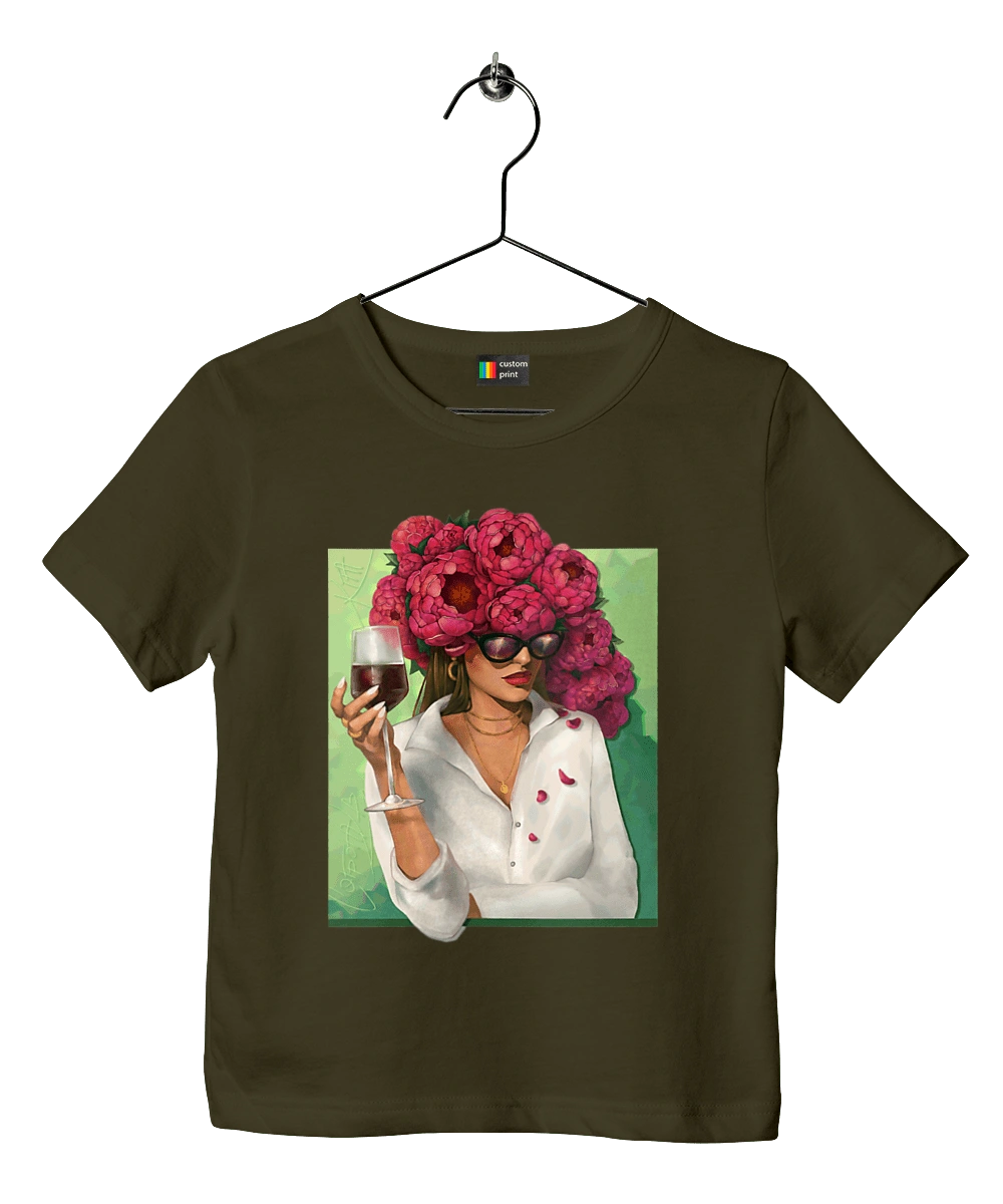 Девушка с пионами и бокалом