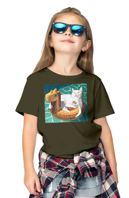 Футболка дитяча з принтом "Білий кіт у плавальному колі, на відпочинку". Басейн, відпочинок, кіт, коктейль, море, плавальний круг. 2070702