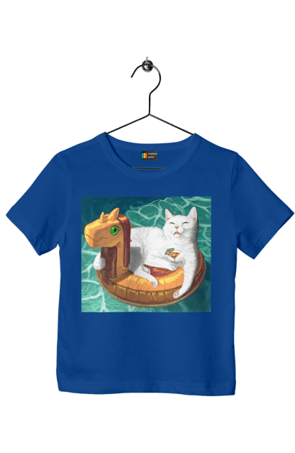 Футболка дитяча з принтом "Білий кіт у плавальному колі, на відпочинку". Басейн, відпочинок, кіт, коктейль, море, плавальний круг. 2070702