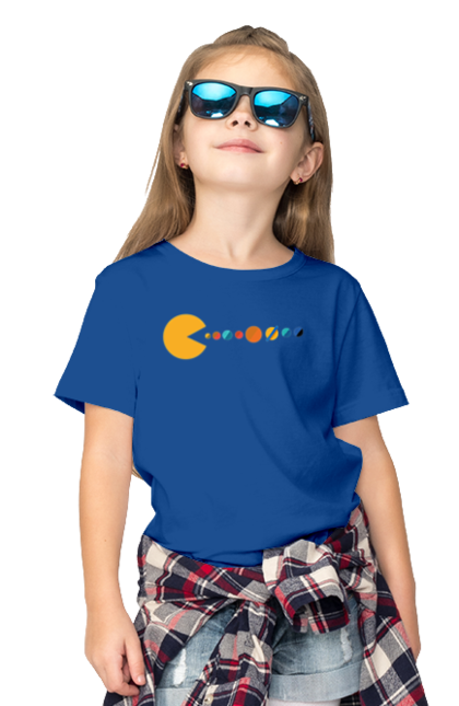 Футболка дитяча з принтом "Pac Man Planets". Atari, namco, pac man, аркадна відеогра, відеогра, комп`ютерна гра, космос, лабіринт, планети, сонячна система. 2070702