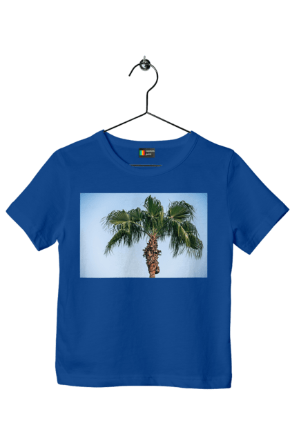 Футболка дитяча з принтом "Пальма на тлі неба". Берег, блакитне, відпочинок, відпустку, єгипет, зелений, зелені, лист, листя, море, небо, оазис, океан, острів, пальма, південь, подорож, пригоди, тропіки, туреччина. 2070702