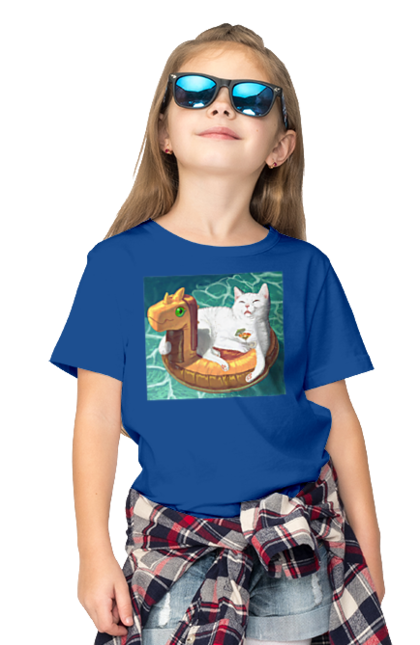 Футболка дитяча з принтом "Білий кіт у плавальному колі, на відпочинку". Басейн, відпочинок, кіт, коктейль, море, плавальний круг. 2070702