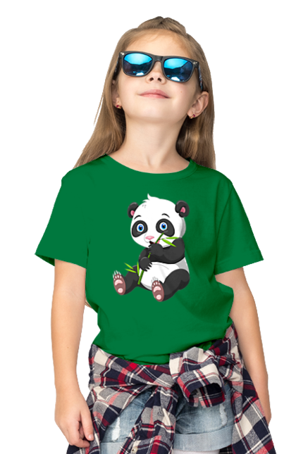 Футболка дитяча з принтом "Малюк панда їсть бамбук". Бамбук, ведмідь, маленька панда, малюк панда, панда їсть бамбук, панта, тварини. CustomPrint.market