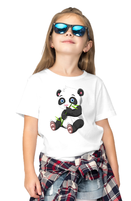 Футболка дитяча з принтом "Малюк панда їсть бамбук". Бамбук, ведмідь, маленька панда, малюк панда, панда їсть бамбук, панта, тварини. CustomPrint.market