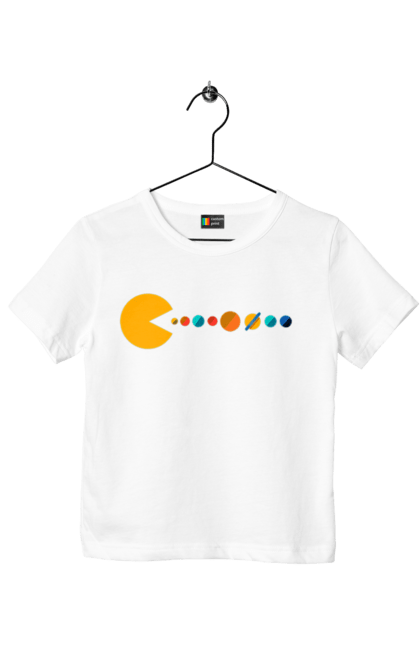 Футболка дитяча з принтом "Pac Man Planets". Atari, namco, pac man, аркадна відеогра, відеогра, комп`ютерна гра, космос, лабіринт, планети, сонячна система. 2070702