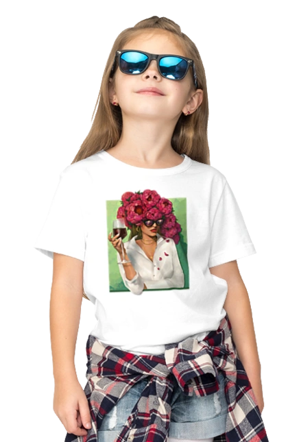 Девушка с пионами и бокалом