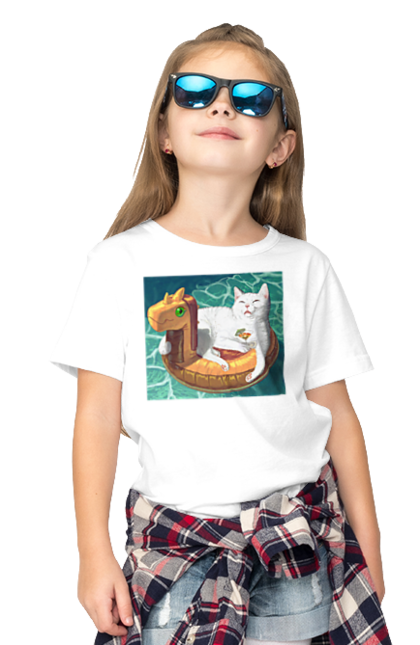 Футболка дитяча з принтом "Білий кіт у плавальному колі, на відпочинку". Басейн, відпочинок, кіт, коктейль, море, плавальний круг. 2070702