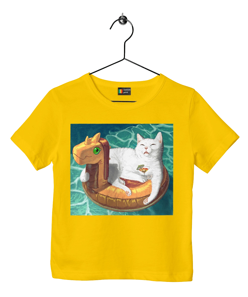 Білий кіт у плавальному колі, на відпочинку