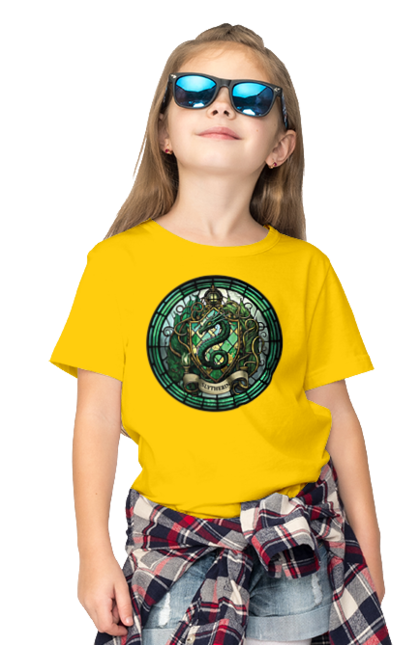 Футболка дитяча з принтом "Slytherin". Hogwarts legacy, playstation, ps5, гаррі поттер, грифіндор, слизерин, хогвартс, школа чаклунства. PrintMarket - інтернет-магазин одягу та аксесуарів з принтами плюс конструктор принтів - створи свій унікальний дизайн