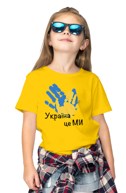 Футболка дитяча з принтом "Україна  це ми. Долоні.". Війна, долоні, жовто-синій, зсу, малюнок, патриот, перемога, прапор, пульс, серце, україна. PrintMarket - інтернет-магазин одягу та аксесуарів з принтами плюс конструктор принтів - створи свій унікальний дизайн