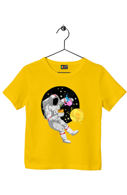 Футболка дитяча з принтом "Космонавт у космосі поливає квіти". Агроном, квітка, космонавт, космос, планета. futbolka.stylus.ua
