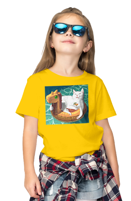 Футболка дитяча з принтом "Білий кіт у плавальному колі, на відпочинку". Басейн, відпочинок, кіт, коктейль, море, плавальний круг. 2070702