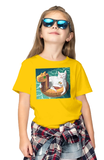 Білий кіт у плавальному колі, на відпочинку